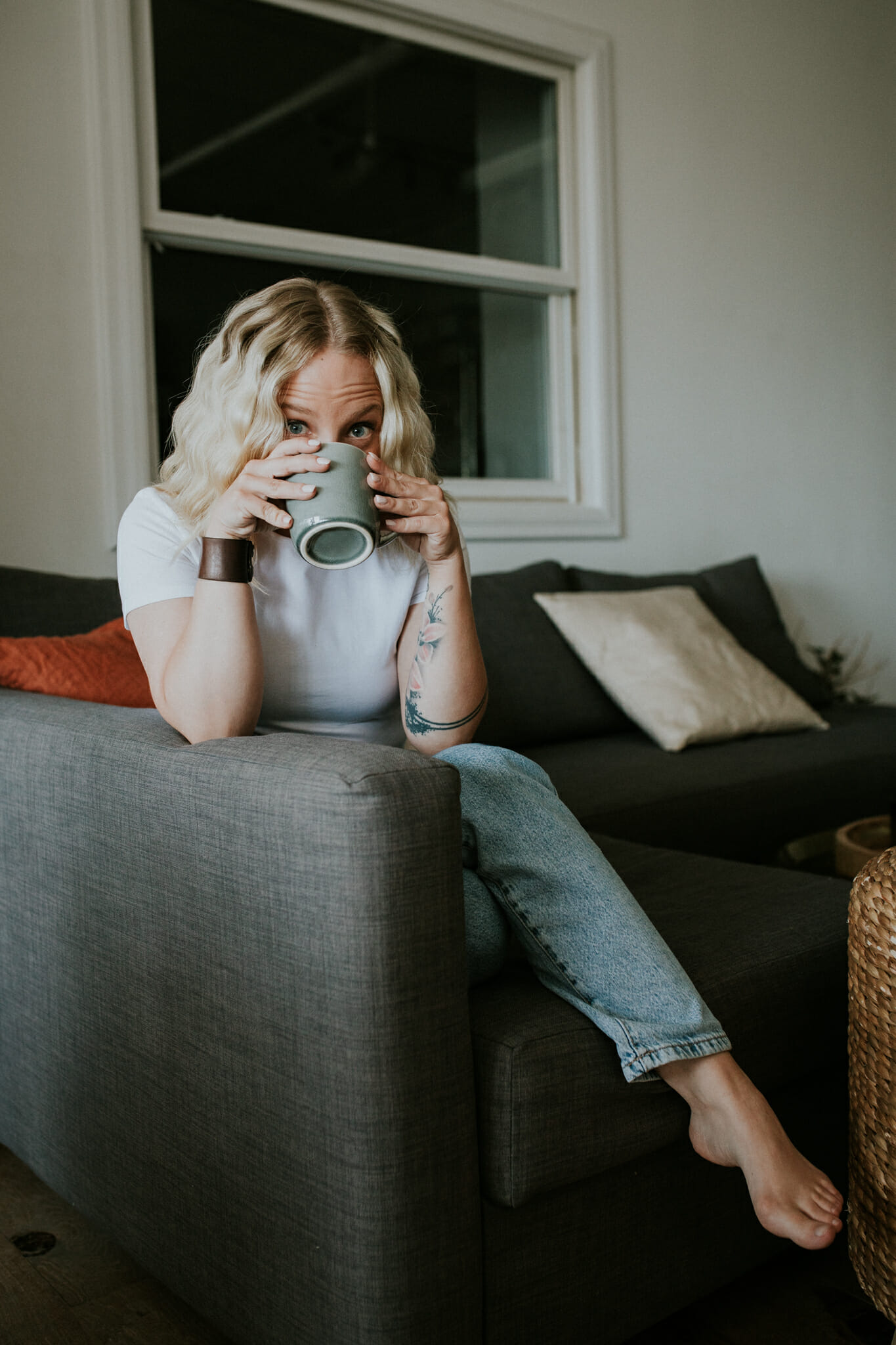 Marie-Ève Lestage sur un divan qui bois dans une tasse