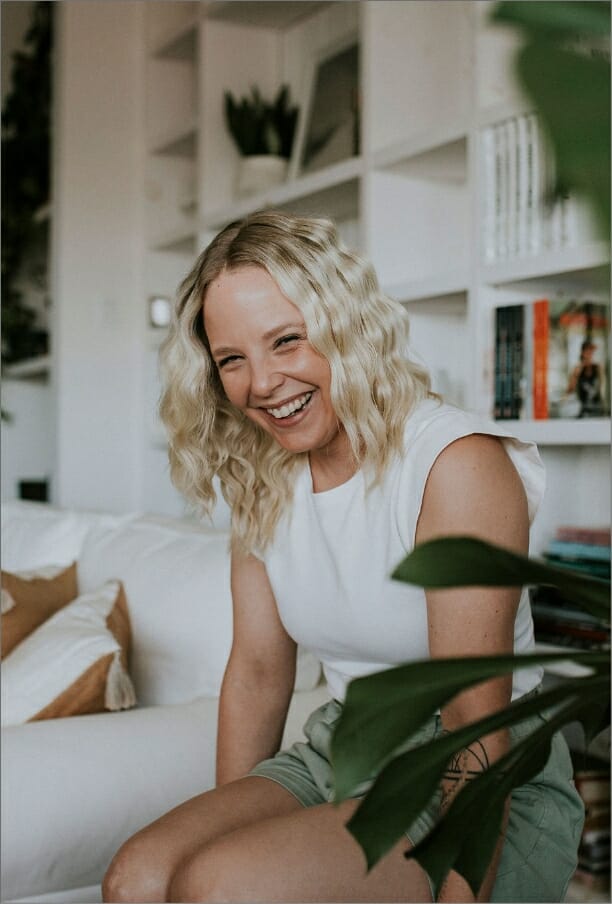 Marie-Ève Lestage qui éclate de rire assise sur un divan