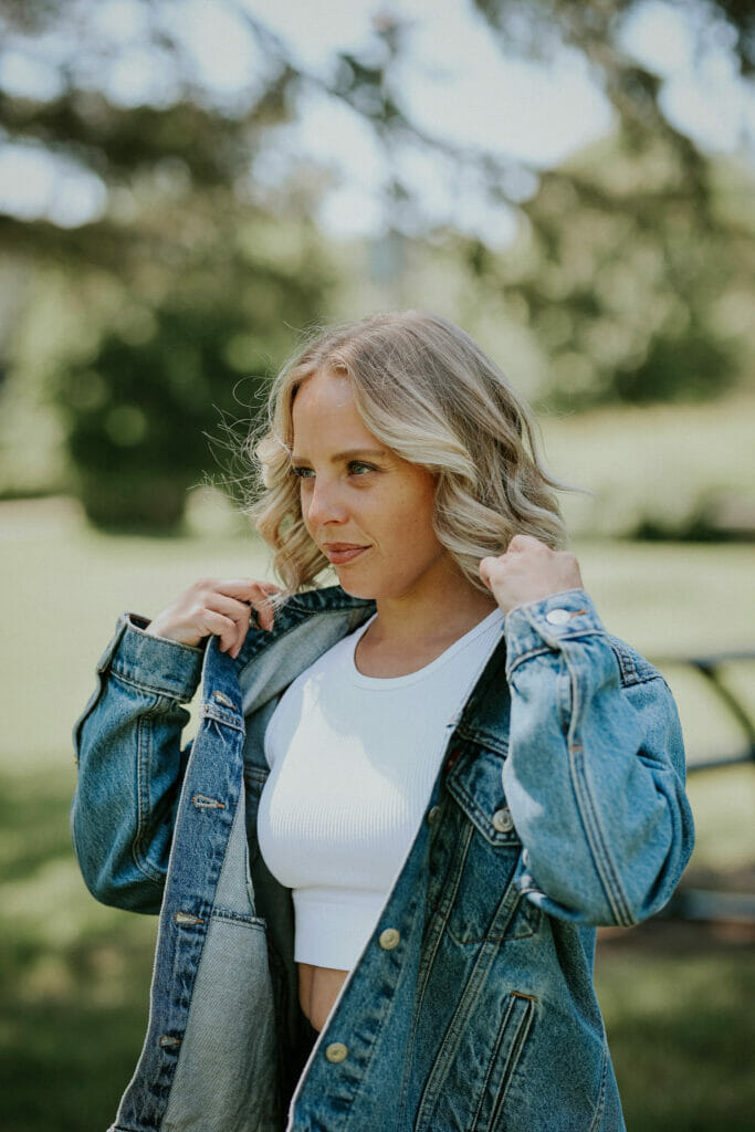 Marie-Ève Lestage avec une veste en jeans - Shooting photo Virtuelle & Co été 2022