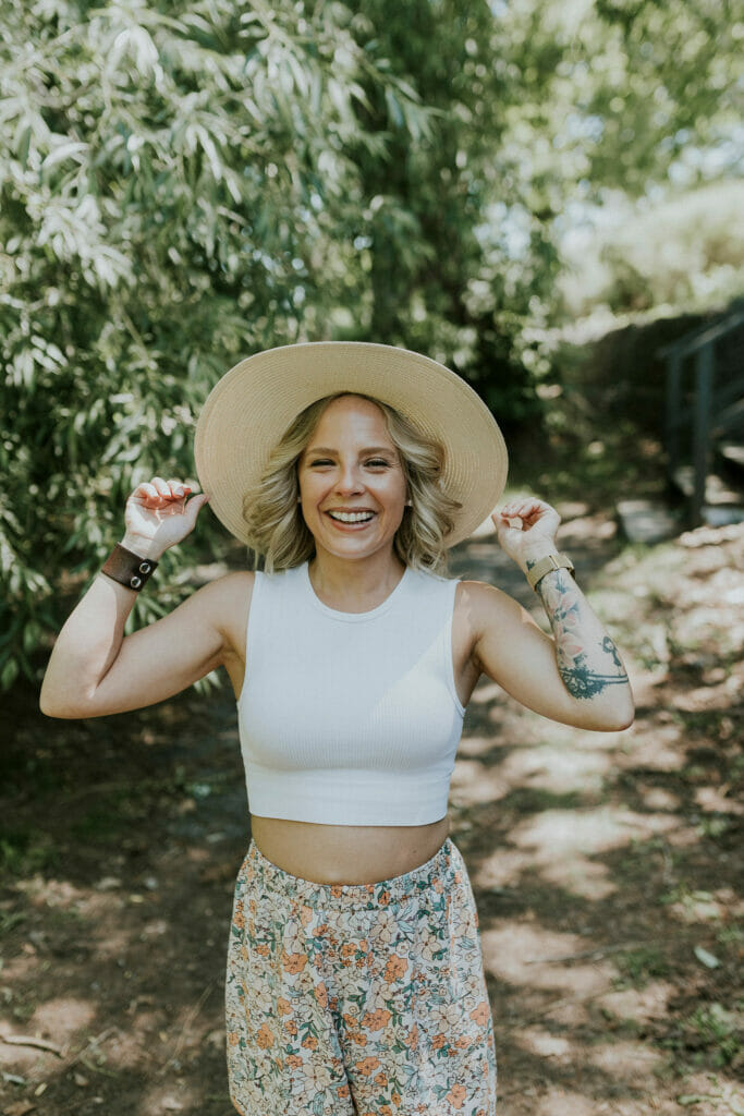 Marie-Ève Lestage dans forêt avec un chapeau de paille - Shooting photo Virtuelle & Co été 2022
