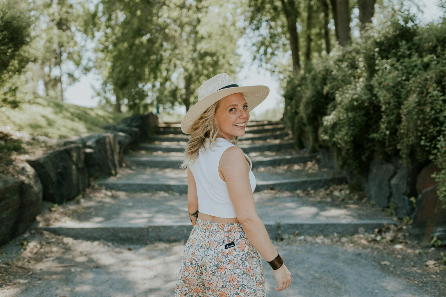 Marie-Ève Lestage dans forêt - Shooting photo Virtuelle & Co été 2022