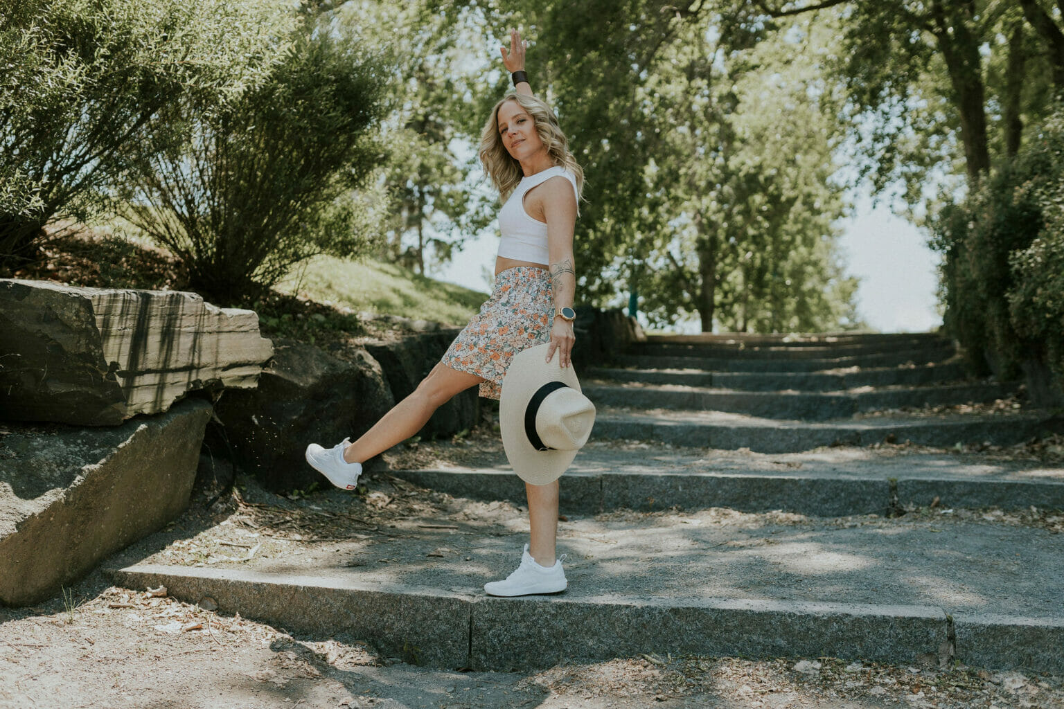Marie-Ève Lestage se tiens sur une jambe avec un chapeau de paille - Shooting photo Virtuelle & Co été 2022