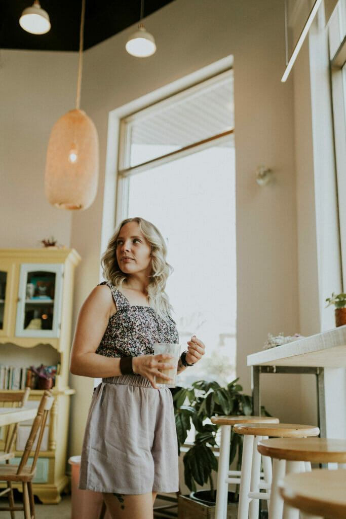 Marie-Ève Lestage travail dans un café - Shooting photo Virtuelle & Co été 2022